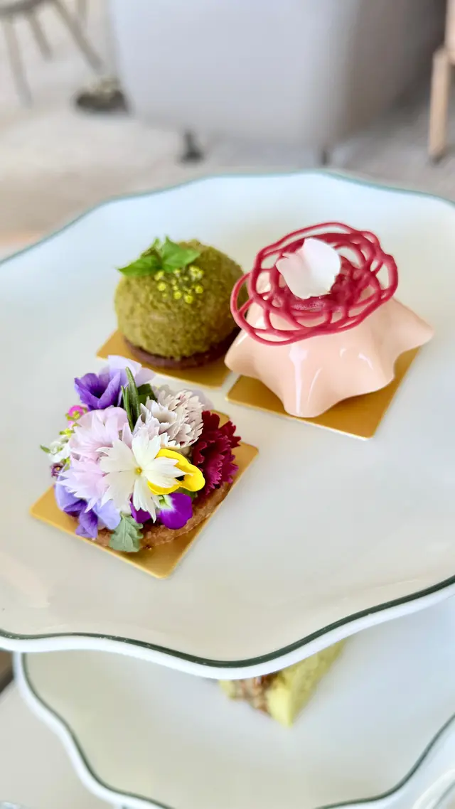 迷你花朶撻、素食朱古力慕絲球、杏仁玫瑰檜木甜點