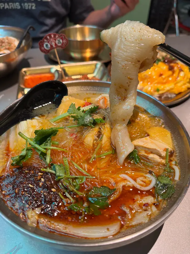 麻辣花膠雞阿媽足料雞湯米線