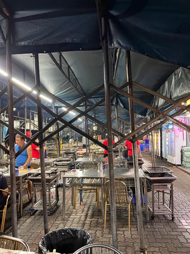 全場都有帳篷遮蓋,燒烤中途雖然落左幾次大雨同行雷,但都冇影響👍🏻