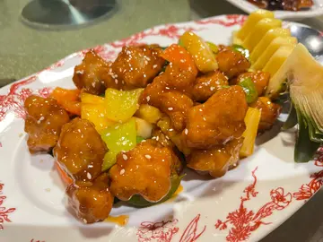 拔絲咕嚕肉咕嚕肉非常好味，連菠蘿、辣椒都一樣咁好味