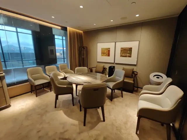Sideroom for guests to mingle