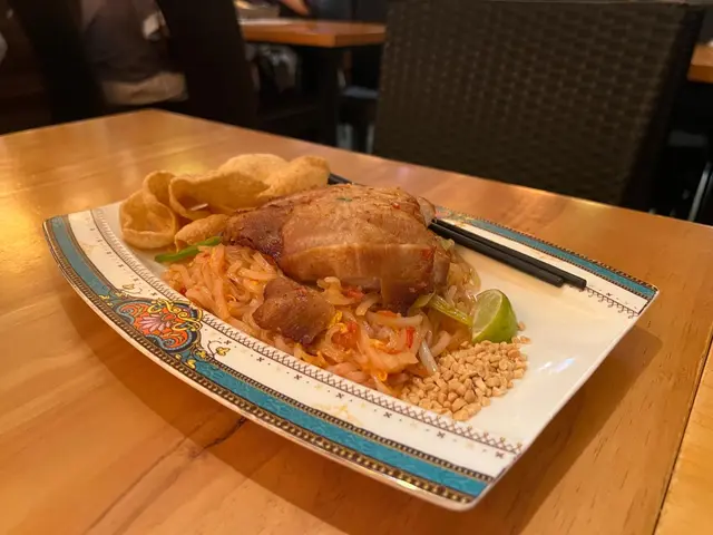 泰式炭燒豬頸肉炒金邊粉