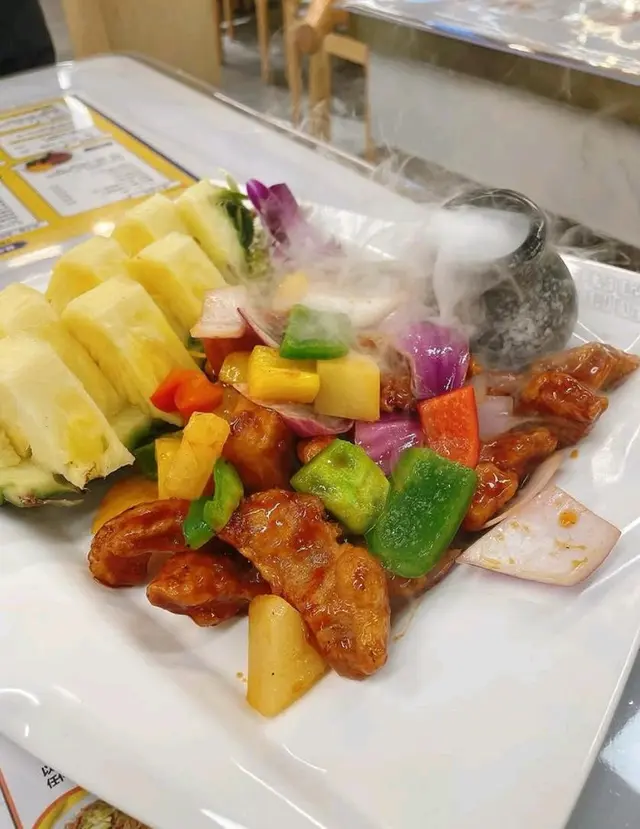鮮菠蘿拔絲咕嚕肉