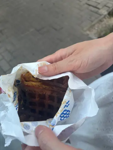 黑色嘅原味格仔饼,店员话要㶶到咁先脆!大家觉得点！
