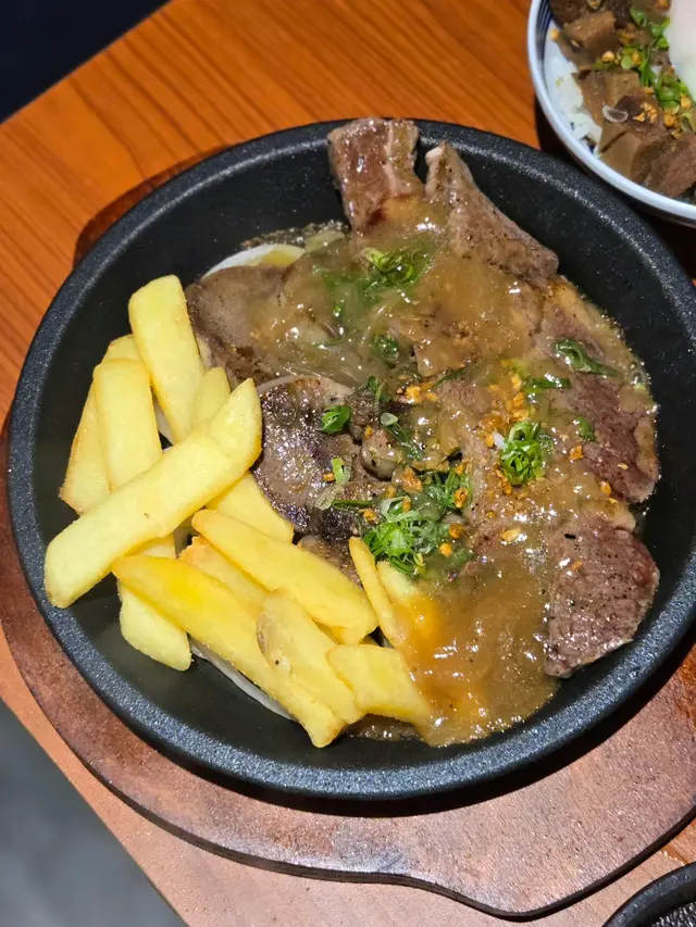 牛小排配牛舌尖鐵板