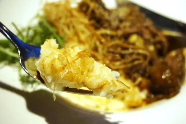 慢煮和牛面肉伴薯蓉、炸大蒜絲、豆苗沙律