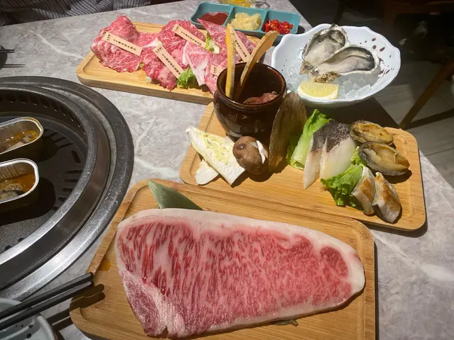 蠔、鮑魚、比目魚、鰻魚、雞泡魚乾、韓風牛肋肉