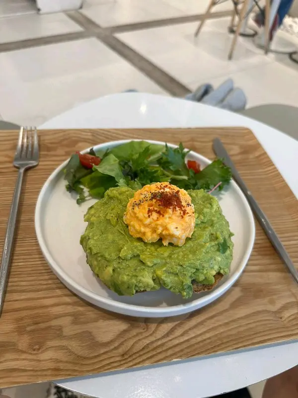 鮮牛油果蓉 配碎蛋沙律 配農夫包