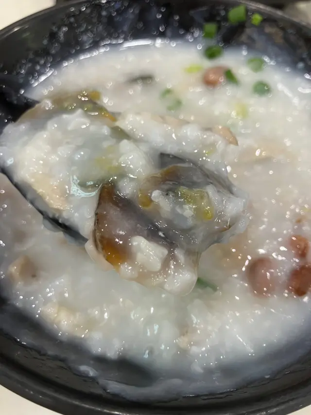 料都頗多，皮蛋唔苦，粥底綿滑，食完唔口渴