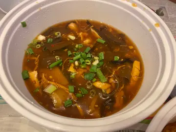 酸辣湯雞𢇁幼麵