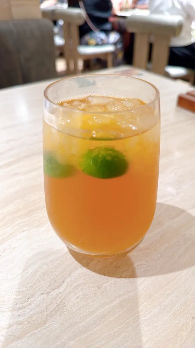 紅燒牛肉麵最出名
面底煙靭挺身,湯底濃郁,充滿牛肉味,
最好食係舊牛肉,肉質鮮味充滿牛肉味
仲有跟餐可以加$10-18有台式特飲
朋友見到附近有打邊爐,夏天熱辣辣居然有打邊爐嘅突然慾望,於是就叫咗蕃茄豬肉鍋,有新鮮蕃茄,唔少豬肉,仲有蕃茄湯底,有粉絲,仲有幾粒肉丸,配襯滷肉飯, 10分滋味~