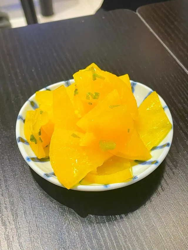 至於柚子醃蘿蔔就有啲貨不對版啦~ 表面鋪滿柚子皮,但食落完全零柚子香 口感就係普通醃黃蘿蔔套餐送既份量偏少,散叫會多成倍,如果想嚐鮮可以單點