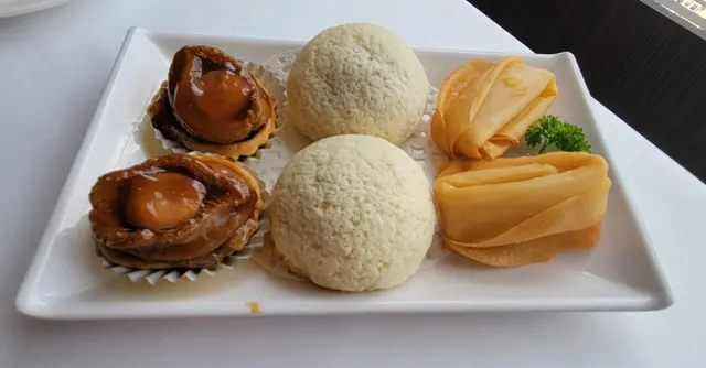 南非鮑魚酥,雪山叉燒包,鮮蝦炸雲吞