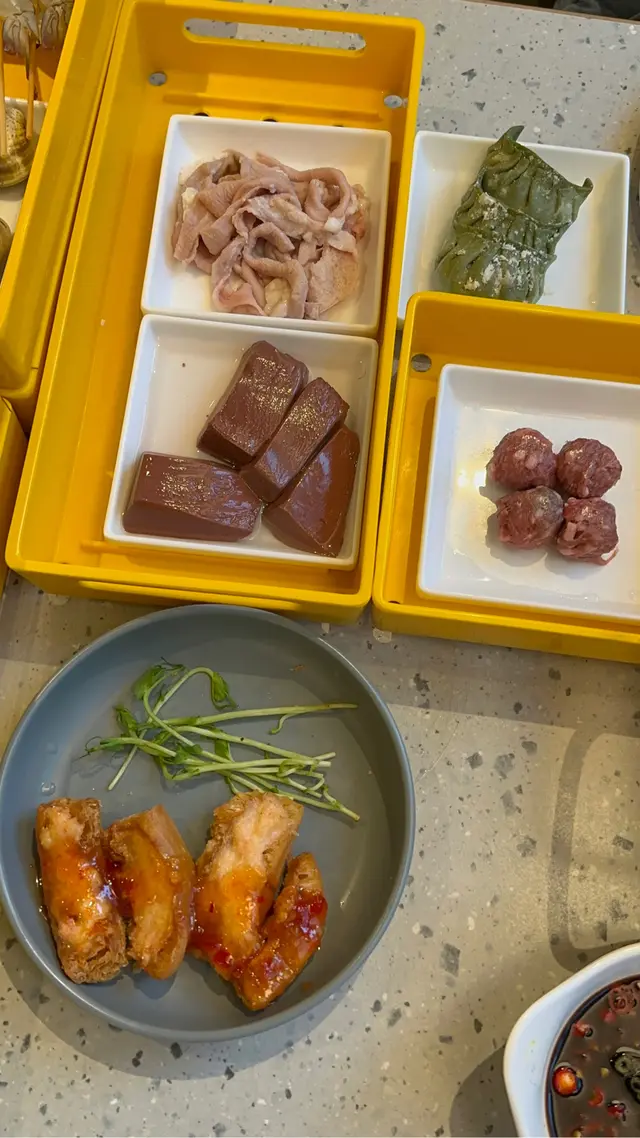 鴨血  鵝腸  韮菜餃