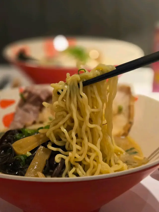 招牌三色醬油湯拉麵 