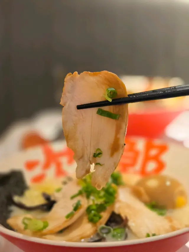 慢煮雞肉雞白湯拉麵