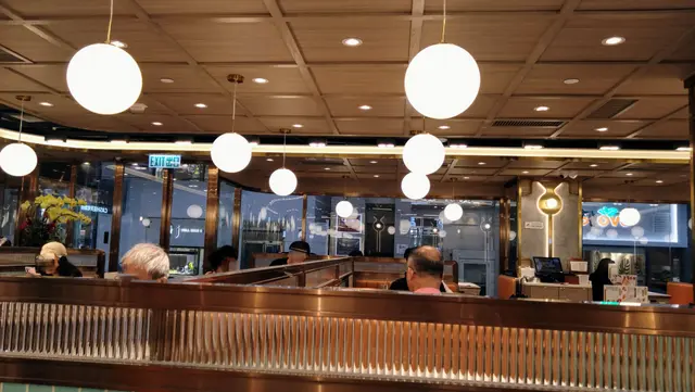 橫跨永樂街及文咸東街兩條街，舖位大又多枱