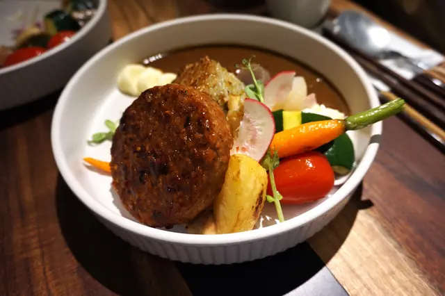 日式咖喱•素肉漢堡扒