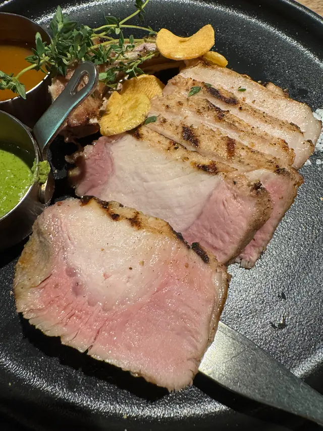 豬肉鮮甜嫩滑，炭燒肉汁香濃