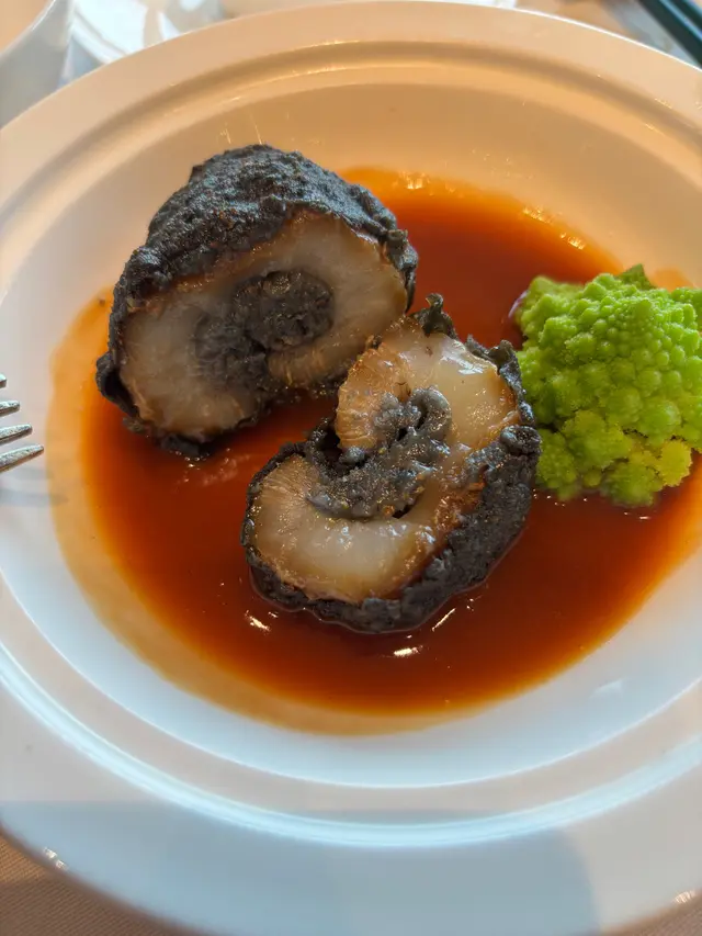 我們點的是午市438/位的套餐，不僅每一道菜都有廚師的巧思和創新，所用的材料簡直是物超所值。

最喜歡的是鮑汁脆皮黃肉参，從來沒試過這樣特別的吃法，用炸過的炭粉包裹黃参，完全沒有油膩感，在黃参中間又塞滿烏汁拌的蝦泥，整個口感充滿層次感，從脆、到Q彈，到滑，好像是用你的唇齒引爆了一個鮮味炸彈，瞬間幸福感爆表😋😋😋

前一天才試了一家一星米其林，以為今天嘴巴會更挑剔，沒想到每道菜都有驚喜和感動，所以一定要讓更多人知道，香港有這麼特別的一家餐廳，環境，服務，食材，味道都是一流👍❤️##香港美食