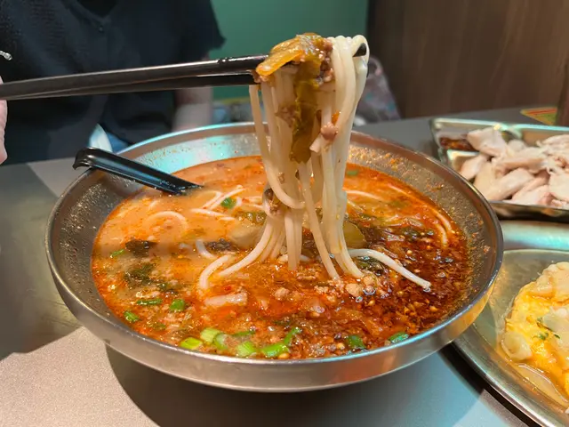 鮮蝦餅小棠菜配麻辣米線