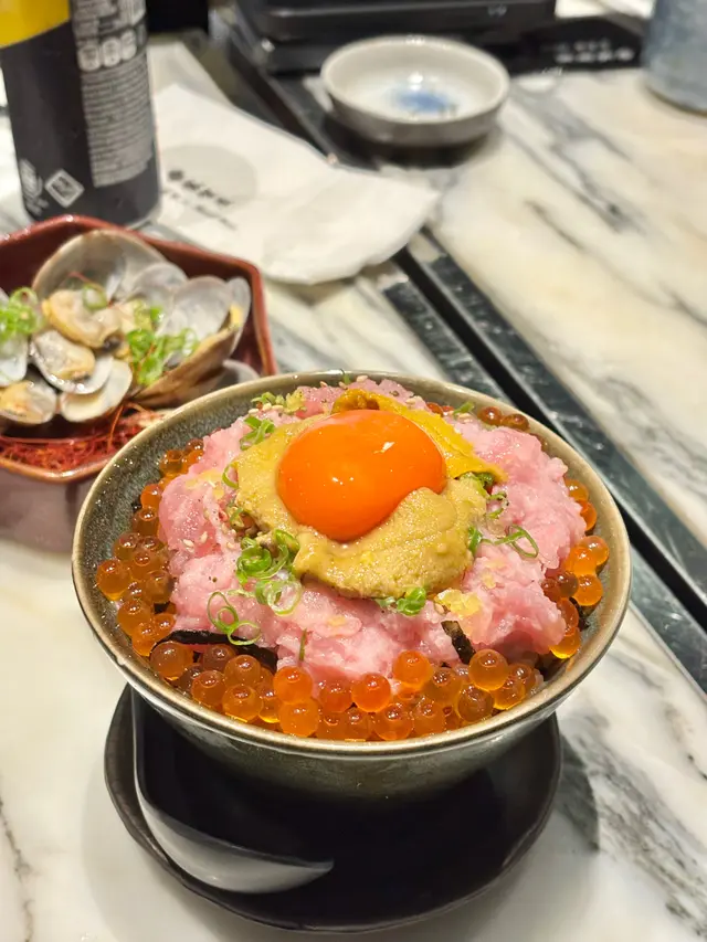 極丼配主打刺身加生蛋黃,豐富三文魚子、海膽、吞拿魚蓉,全碗配搭新鮮,蛋黃拌勻後更滑溜,整體份量亦都係一啲都唔孤寒,超級滿足!!