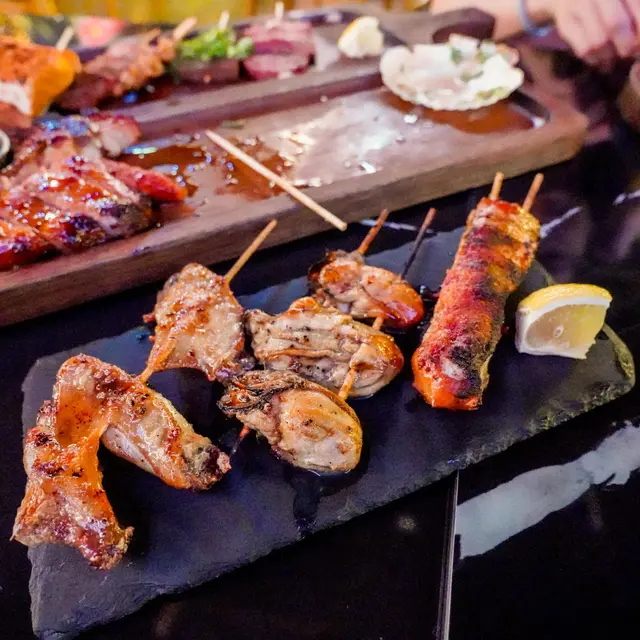 蜜糖雞翼, 招牌珍寶生蠔串, 極品即燒乳豬