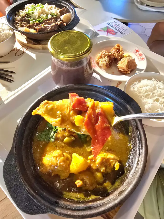 金黃咖哩薯仔雞翼煲配米粉