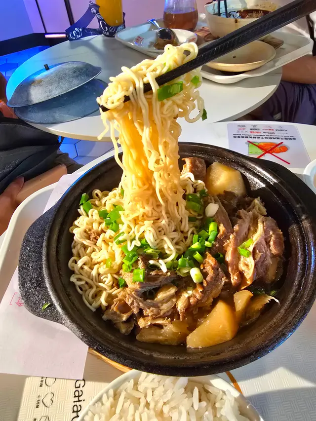 清湯牛坑腩鍋配公仔麵