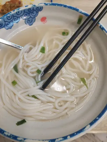 (下午茶) 牛舌姜汁汤米线配火腿炒蛋+方包