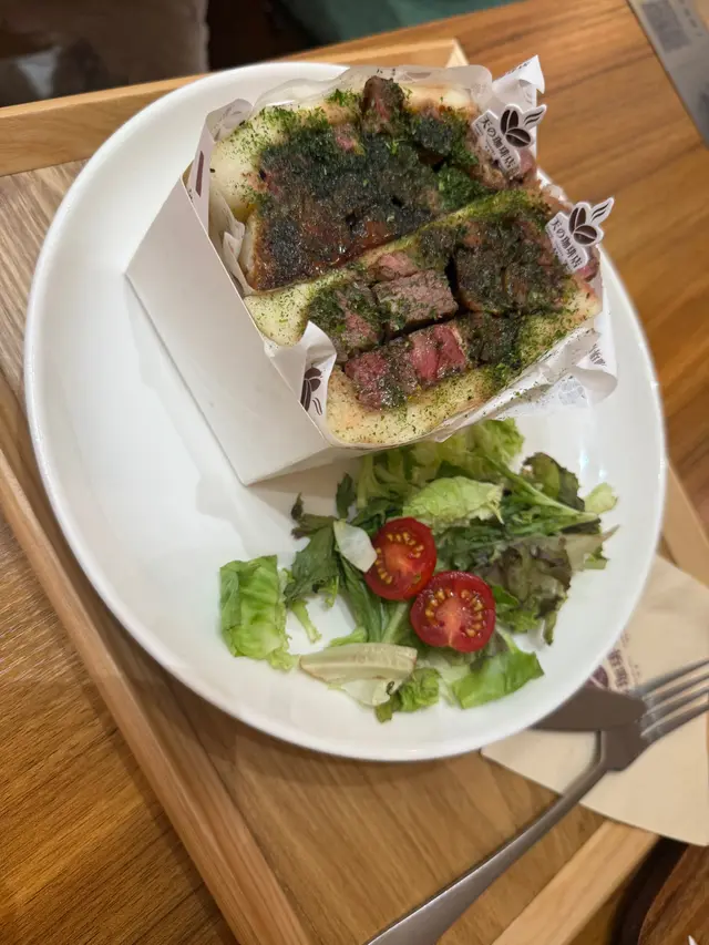 牛扒真的非常足料,熟成度很好,很香牛味,口感也好,不會韌,但厚吐司本身並不出色感覺只是普通的白方包~