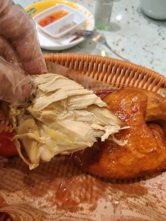 世一冰室嘅炸燒雞真係唔值得試,肉質乾柴,完全唔符合「juicy」呢個形容詞,甚至懷疑係翻炸嘢。網上推薦真係唔一定可信,所以自己去試過先知道啦。😅
雖然燒雞失望,但我對佢哋其他餐點(例如鐵板菜)仲有啲期待,希望下次可以俾到我啲正面嘅驚喜啦!✨