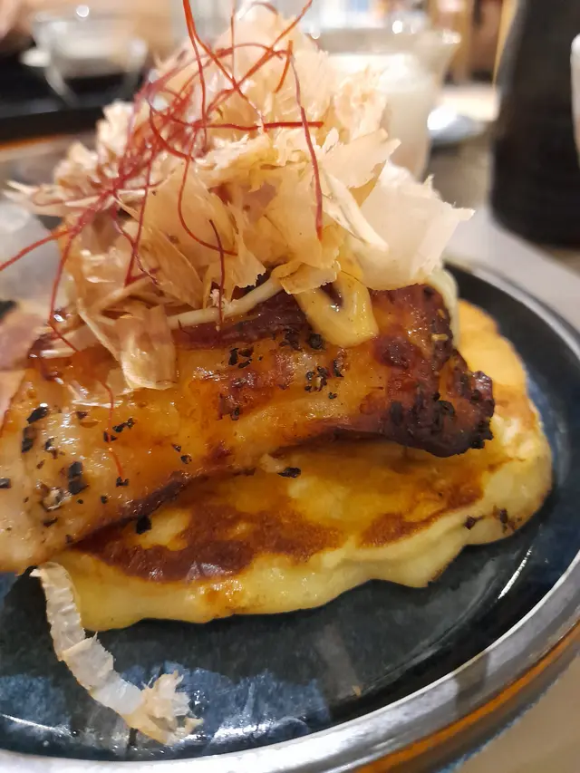 大阪燒風味黑胡椒烤雞塊配野茶薯仔薄班戟