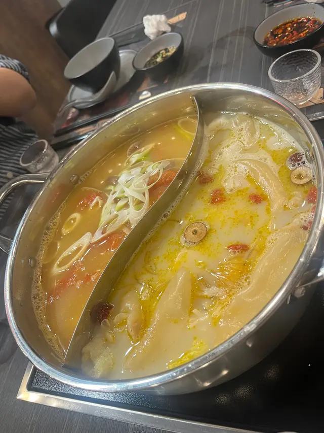 濃湯竹笙花膠雞翅鍋 拼 鮮茄卜卜蜆鍋