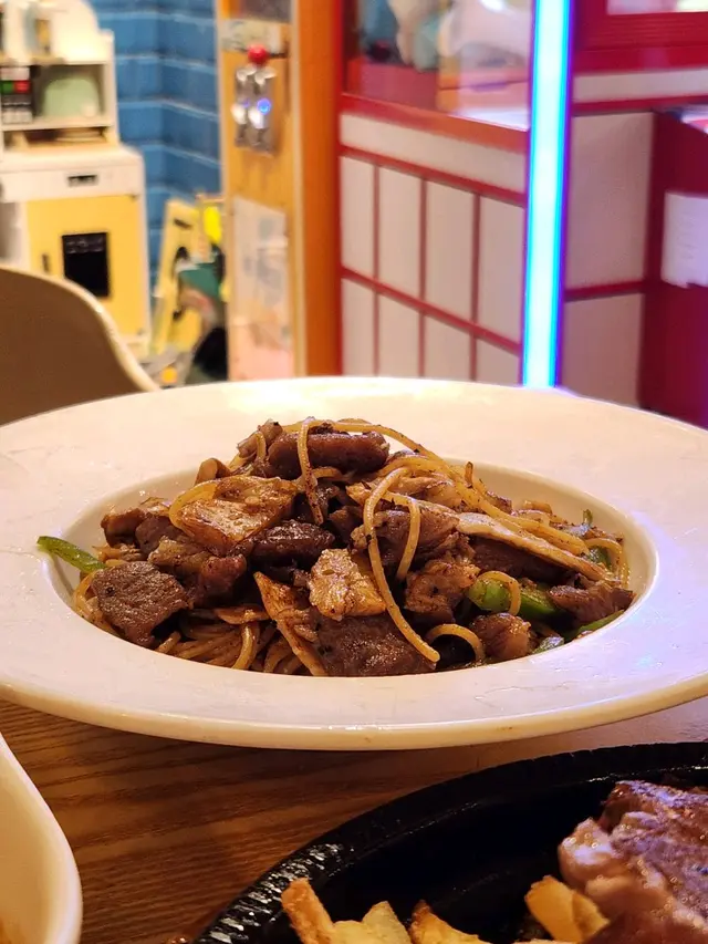 黑椒洋蔥牛柳炒意粉