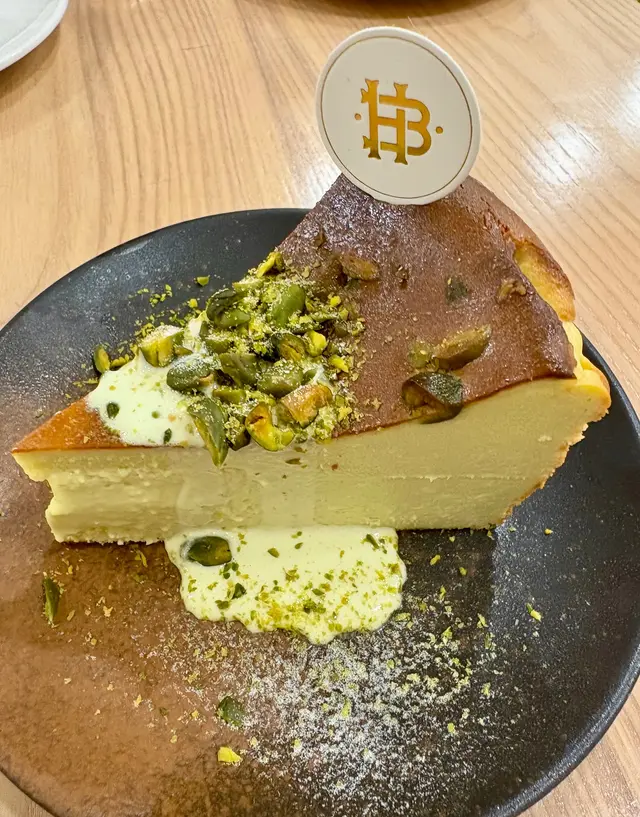 香濃開心果巴斯克芝士蛋糕