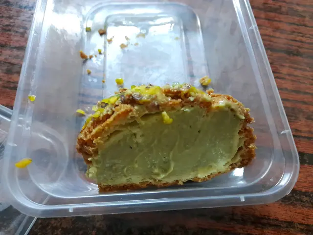 切開嘅開心果泡芙