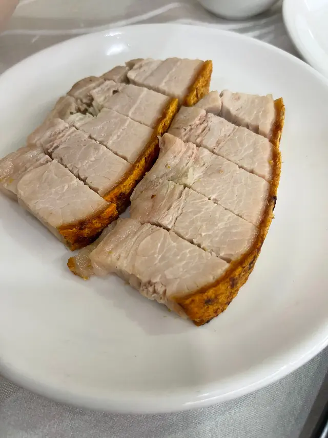 8月8日去食晚飯,太公分豬肉每台都有燒腩仔送,啲燒腩仔冇我想像中咁肥膩,皮又夠脆夠熱,平時食兩舊已經覺得滯,我今日可以食多幾舊都唔覺得滯👍