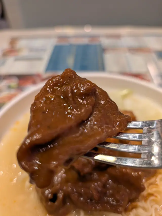 雙拼濃湯公仔麵:沙嗲牛肉拼五香肉丁