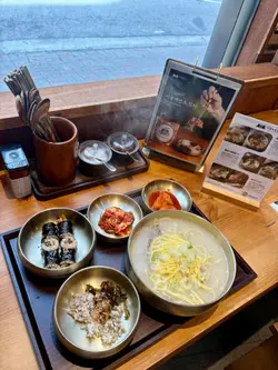 牛骨湯麵配迷你紫菜包飯