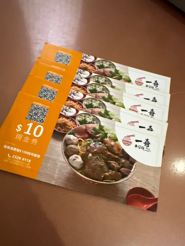 本地人第一次入去食,叫個叉燒燒肉飯,足足等咗半粒鐘,三番四次問侍應幾耐到,個個侍應都無視你繼續送其他餐,頂唔順去退錢,個店長解釋話大佬人打尖,臨走塞啲垃圾滿$100先減$10現金券。請咁多staff 全部塞晒出餐口,冇一個控制人流,任由旅客入來。未食就一肚火,奉勸各位入嚟食要三思!