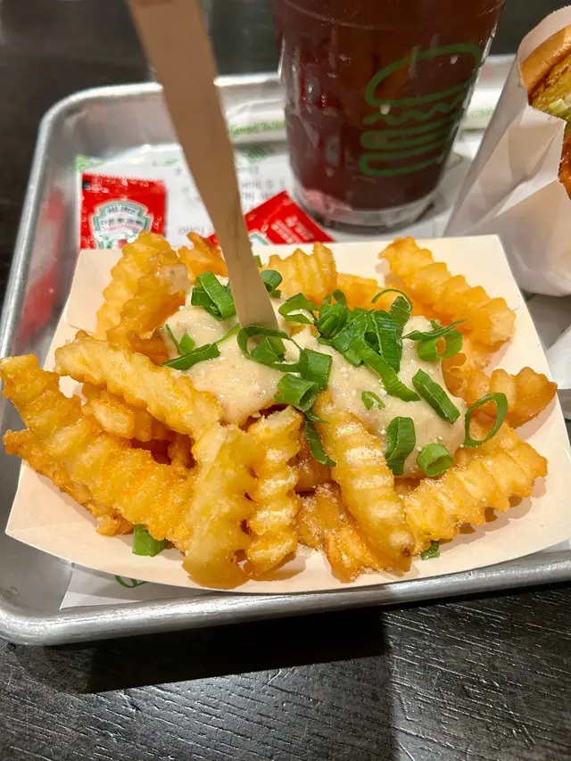 同樣蒜味偏淡，芝士味比之前食既煙肉芝士薯條淡，好彩配蔥花有提味效果！😋