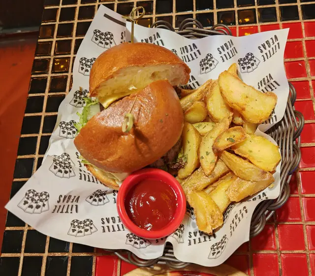 Burger肉味夠就梗架啦，驚喜嘅係，芝士入口即融，薯角都好脆口。