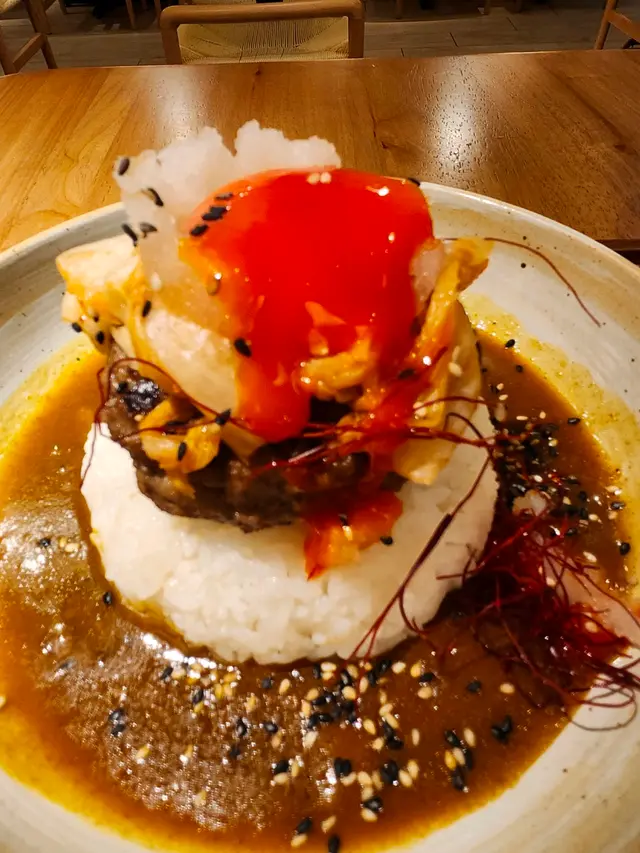 招牌手打和牛漢堡蘭王蛋飯 (配日式咖喱汁和日式泡菜) $128