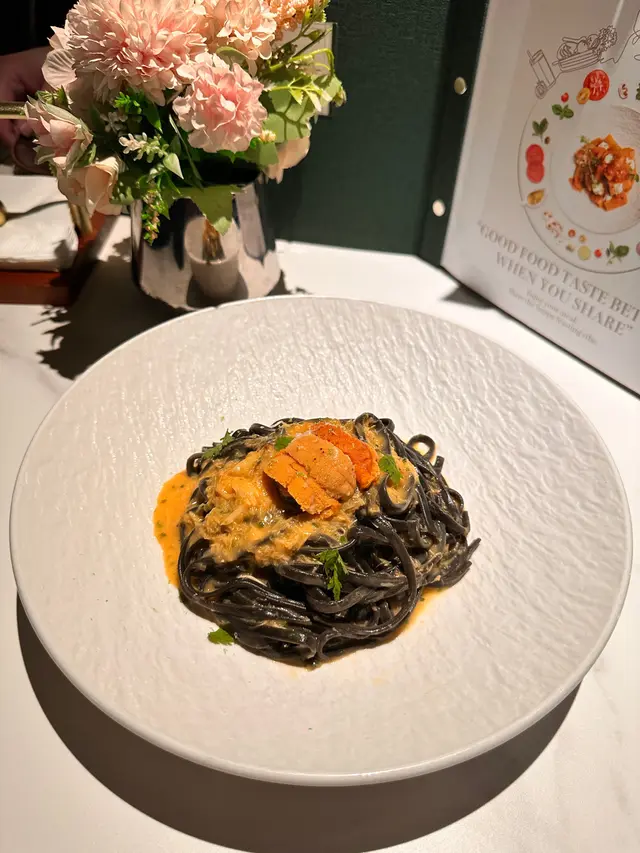 海膽及蟹肉墨汁扁意粉