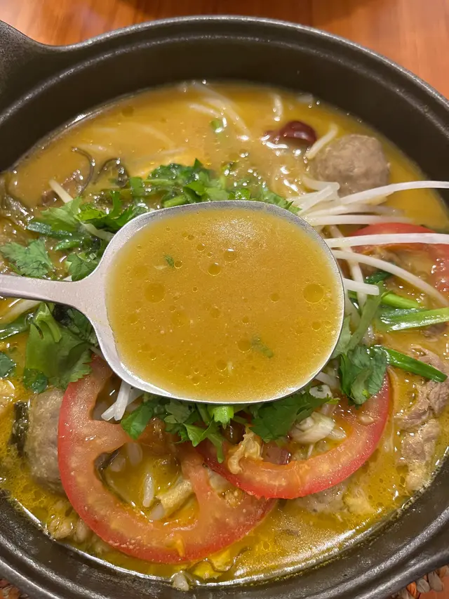 酸辣金湯牛魔王小鍋米線