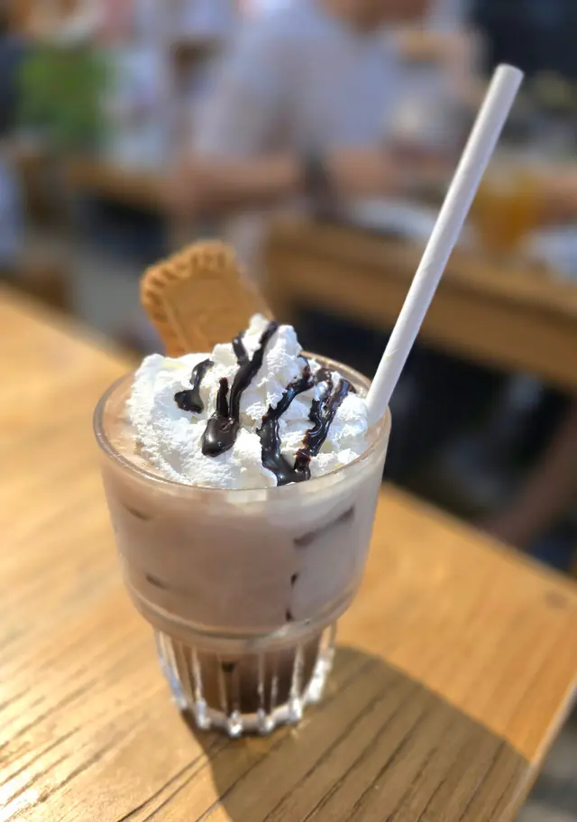 雪頂朱古力配焦糖脆餅