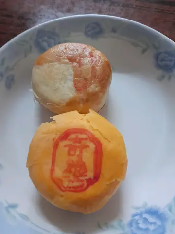 前：迷你蛋黄豆蓉酥，后：迷你蛋黄豆沙酥