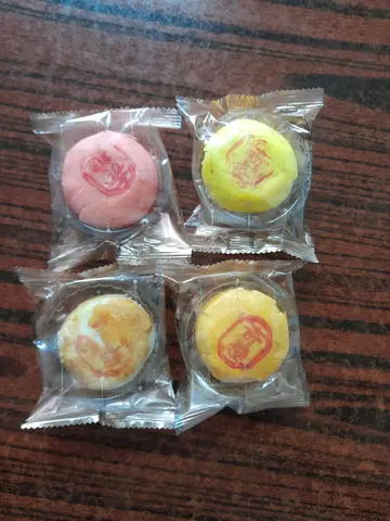 由右上顺时针起：迷你金华火腿酥，迷你蛋黄豆蓉酥，迷你蛋黄豆沙酥同迷你蛋黄莲蓉酥

