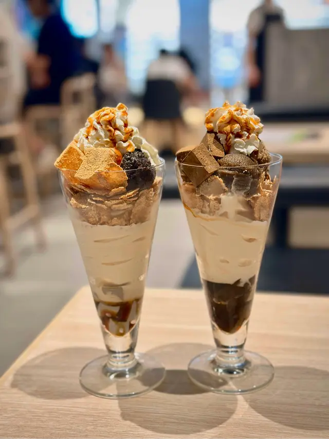 黑芝麻蕨餅芭菲 + 焙茶生朱古力芭菲